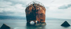 un bateau rouillé échoué sur une plage