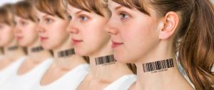 une rangée de jeunes femmes avec des codes barres imprimés dans le coup
