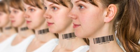 une rangée de jeunes femmes avec des codes barres imprimés dans le coup