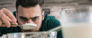 Un homme en train de faire de la cuisine