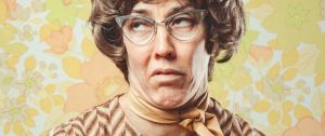 femme à lunettes ringarde sur fond papier peint