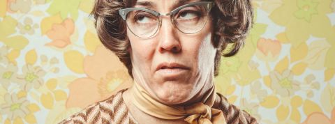 femme à lunettes ringarde sur fond papier peint