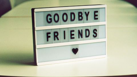 Un panneau avec écrit  - Goodbye Friends - 