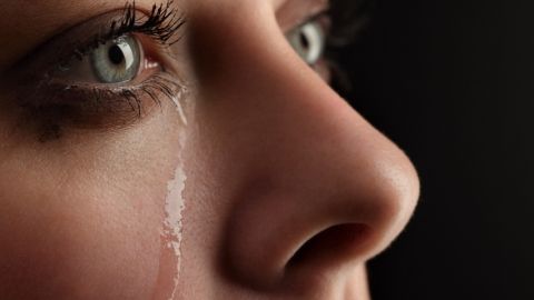 une femme pleure