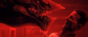 un alien crache à la tête d'un humain