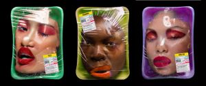 des visages de femmes déformés sous cellophane