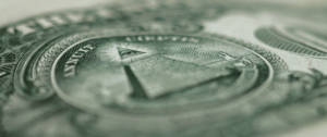 Un gros plan sur un billet en dollars avec la pyramide et la devise in god we trust