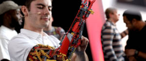 un homme sans bras avec une prothèse lego
