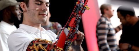 un homme sans bras avec une prothèse lego