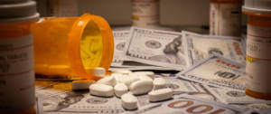 Une boîte de médicaments renversés sur des billets de banque