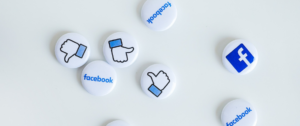 Des pins aux couleurs de Facebook