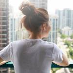 Une femme au balcon