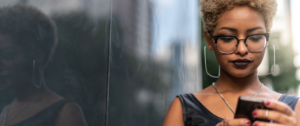 Femme regarde un smartphone
