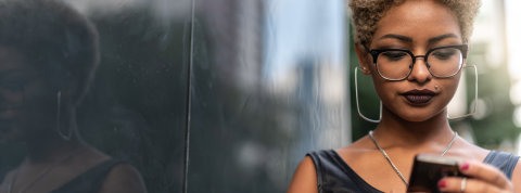 Femme regarde un smartphone