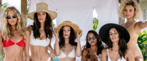 un groupe de manequins en maillots de bain