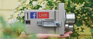 une vieille caméra avec un stickers Facebook live dessus