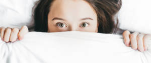 une femme sous la couette