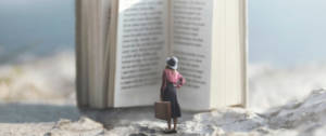 une femme devant un livre géant