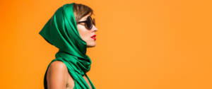 femme habillée en vert sur fond orange