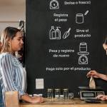 Une femme pèse un sachet boutique zero dechet