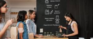 Une femme pèse un sachet boutique zero dechet