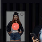 Une femme faisant du shopping sur son smartphone