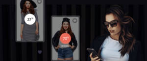 Une femme faisant du shopping sur son smartphone