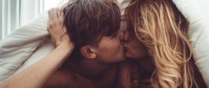 Un couple qui s'embrasse sous la couette