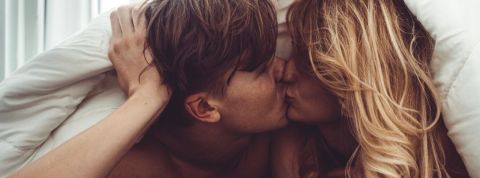 Un couple qui s'embrasse sous la couette