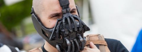 Un homme déguisé en Bane, le personnage de Batman