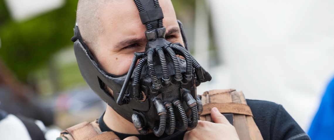 Un homme déguisé en Bane, le personnage de Batman