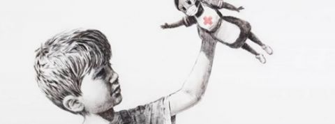 Un dessin de Banksy représentant un petit garçon en train de jouer avec une infirmière-superhéroïne