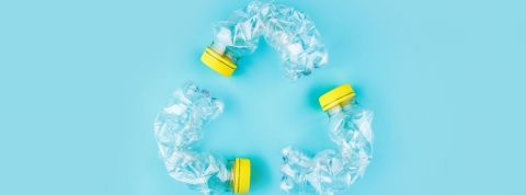des bouteilles en plastique disposées en cercle de recyclage