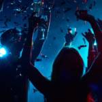 Des gens qui font la fête à une soirée