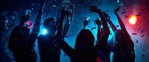 Des gens qui font la fête à une soirée