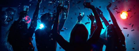 Des gens qui font la fête à une soirée