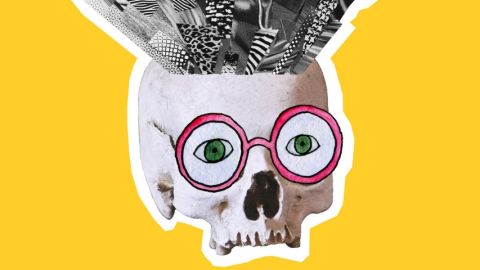 Un crâne portant des lunettes