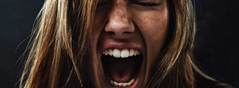 Une femme en gros plan qui crie