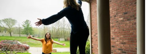 Deux amies qui se font un câlin à distance