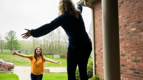Deux amies qui se font un câlin à distance