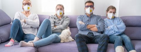 Une famille confinée sur son canapé