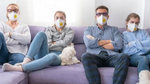 Une famille confinée sur son canapé