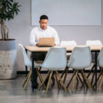 Un homme travaillant seul dans un bureau vide