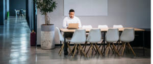 Un homme travaillant seul dans un bureau vide