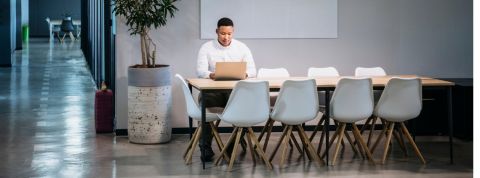 Un homme travaillant seul dans un bureau vide