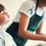 Une petite fille et sa mère en train de cuisiner