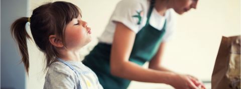 Une petite fille et sa mère en train de cuisiner