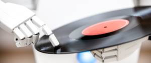 Un robot qui touche un vinyl