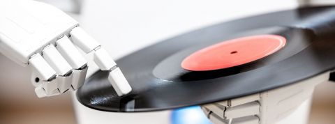 Un robot qui touche un vinyl