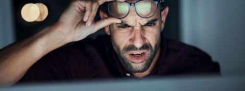 Un homme qui ne comprend rien à ce qu'il y a sur son écran d'ordinateur